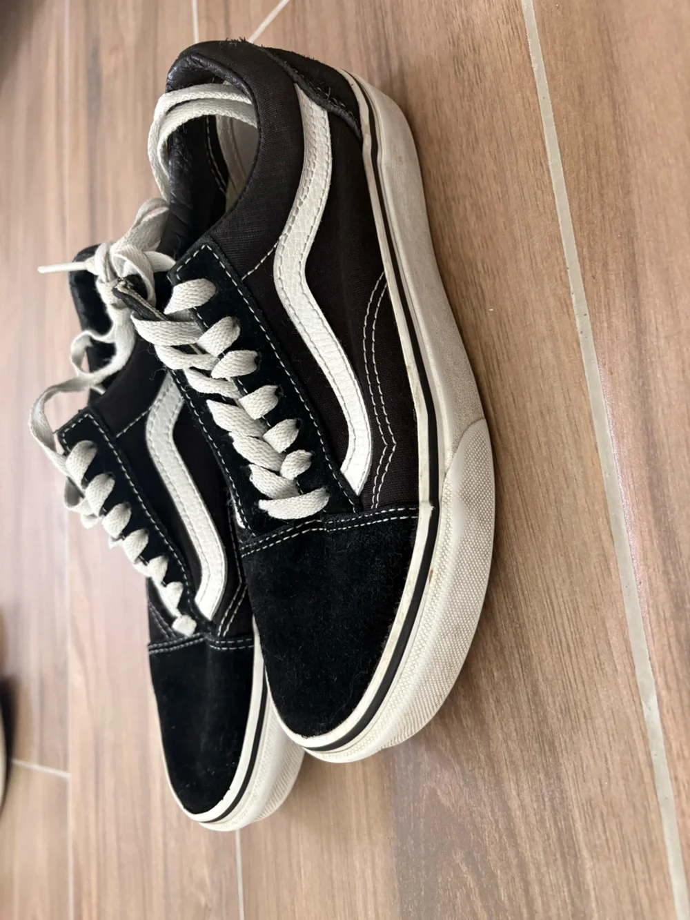 Vans women’s Classic Black & White Low-Top Skate Sneakers Size 5.5 - Used